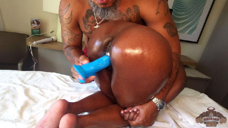 Mr. Bullbang gives Ebony Babe a Squirting Massage