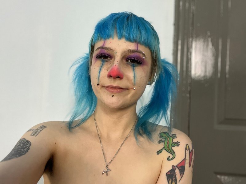 Clowngirl Sends Clussy Pics