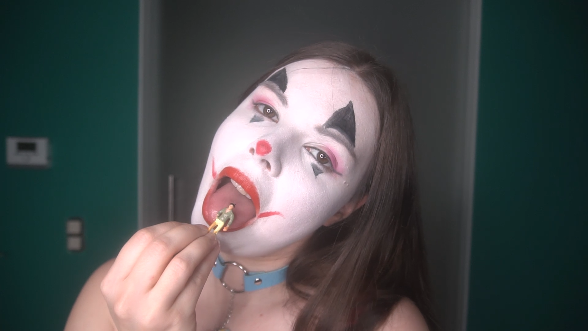 Clown Giantess Nina Nightbloom